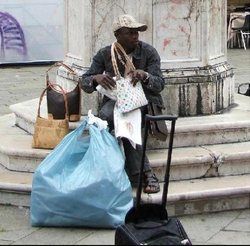 2823896-fake_handbags_street_sellers-venice